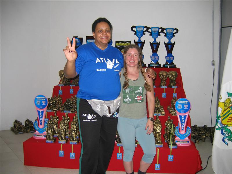 Jane Morales, campeã e maior supino do campeonato (105kg), e Marilia Coutinho